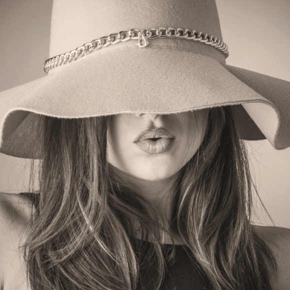 Meet your Posher, Marcelle - Picture 1 of 1